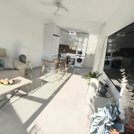 Lux. Frontbeach-terrace. 5 Pools.tv. 2 A.c.netflix Apartment